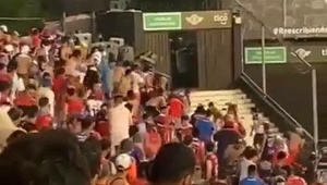 [VIDEO] ¡Impresentables! Barras de Cerro a full se enfrentaron con la Policía en La Huerta