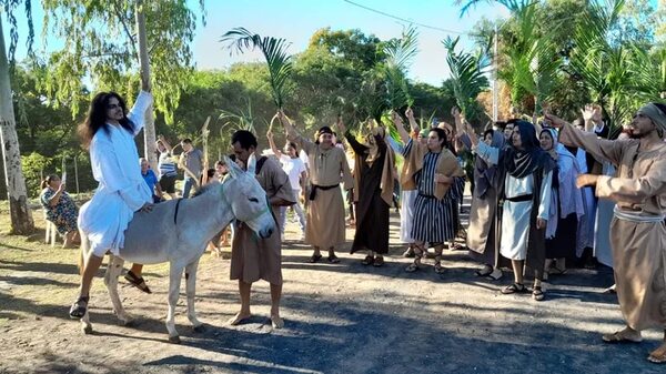 Recrean la entrada de Jesús a Jerusalén en el cerro Ñemby - Nacionales - ABC Color
