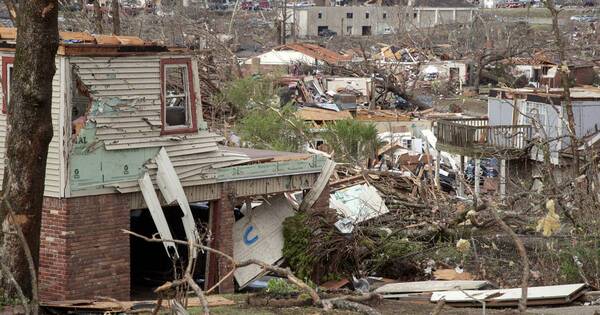La Nación / Aumenta a 29 la cifra de muertos por tornados y tormentas en EEUU