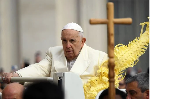 El papa agradece las oraciones por su salud tras presidir la misa de Ramos