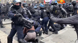 Más de 1.000 policías heridos en protestas en Francia, dice ministro