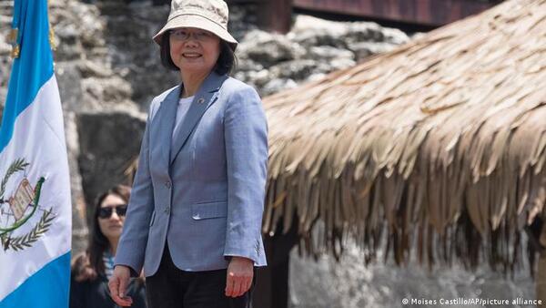 Presidenta de Taiwán visita en Guatemala hospital envuelto en millonaria corrupción
