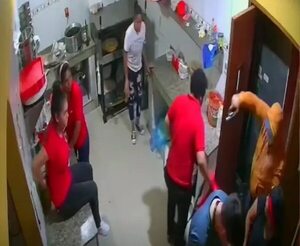 Video: violento asalto en Villa Elisa - Policiales - ABC Color