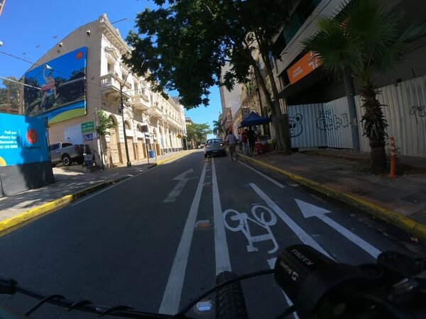 Ir al trabajo en bicicleta: Patrullas estacionadas, baldes y agua servida - Nacionales - ABC Color