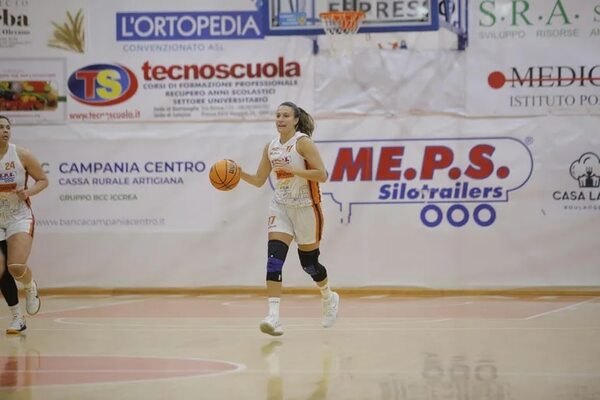 Paola Ferrari sigue espléndida en el baloncesto italiano - Polideportivo - ABC Color