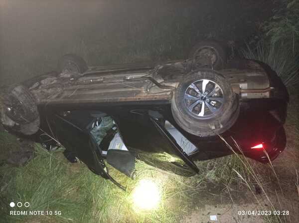 Choque con animal vacuno provoca vuelco de vehículo en la ruta PY08