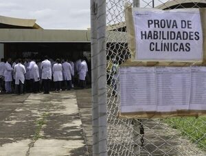 Masivo aplazo en Brasil de médicos recibidos en Paraguay · Radio Monumental 1080 AM