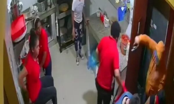 A punta de pistola asaltaron hamburguesería en Villa Elisa