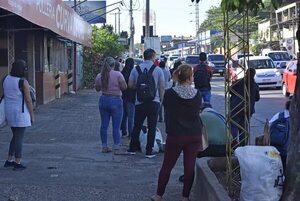Reguladas: pasajeros siguen aguardando más de una hora para subirse a un colectivo - Nacionales - ABC Color