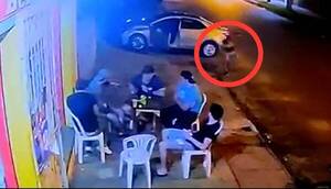 [VIDEO] ¿Fue un accidente o...? Poli dispara a su amigo en plena ronda de tragos