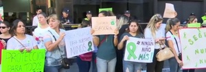 Padres de Colegio se manifiestan frente al MEC - SNT