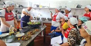Mujeres de La Colmena se forman en el sector gastronómico