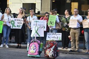 Padres de un colegio privado se manifiestan frente al MEC por la seguridad de sus hijos - Nacionales - ABC Color
