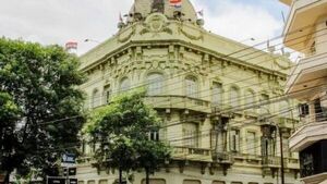 Hacienda sigue evaluando criticada adjudicación para seguro vip