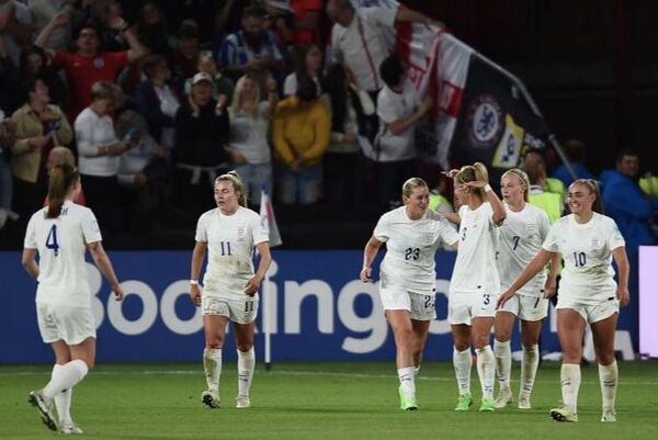 Diario HOY | Selección inglesa cambia de uniforme por el periodo de las jugadoras