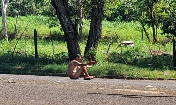 Demente y sin ropa en calle de Franco