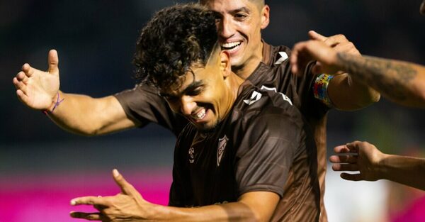 Versus / Ronaldo Martínez marca y baila por primera vez con la camiseta de Platense
