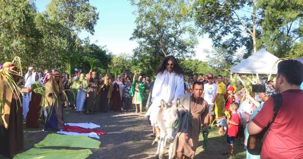 La Nación / Bendición de palmas en cerro de Ñemby