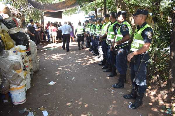 Diario HOY | Incidentado desalojo de chatarrería que ocupaba una calle en Lambaré