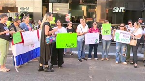 Padres de Colegio se manifiestan frente al MEC - SNT