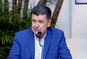Efraín dice que Santi Peña representa al 'viejo modelo del stronismo' con discurso desmeritando títulos académicos