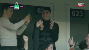 Versus / Almirón fue atracción estelar en el palco, acompañado de un amigo muy especial