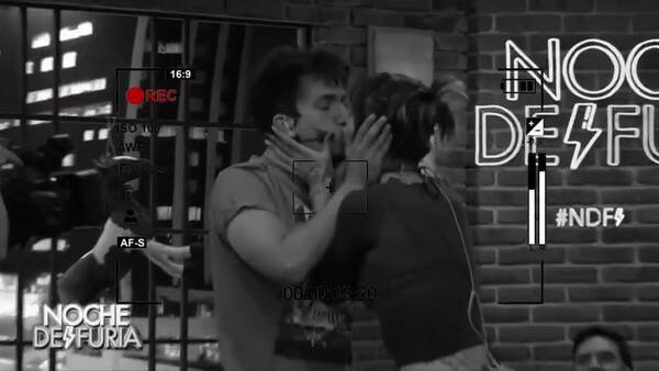 [VIDEO] ¡Se despidió con un chape de su compañera de programa!