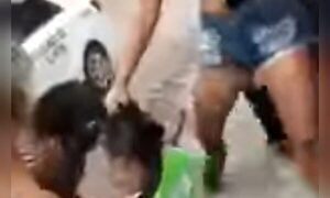 (VIDEO)Yiyis reventaron a golpes a mujer policía