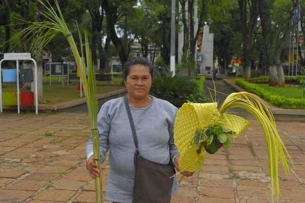 La venta de hojas de "pindó" marca el inicio de la Semana Santa en Paraguay - Revista PLUS
