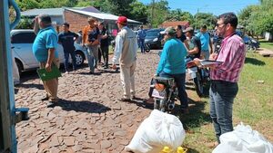 Pescadores de Itapúa reciben kits de víveres de la EBY