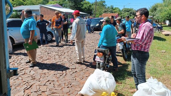 Pescadores de Itapúa reciben kits de víveres de la EBY
