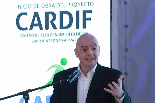 Flor de piropo del capo de la FIFA al Presidente de la Asociación Paraguaya de Fútbol
