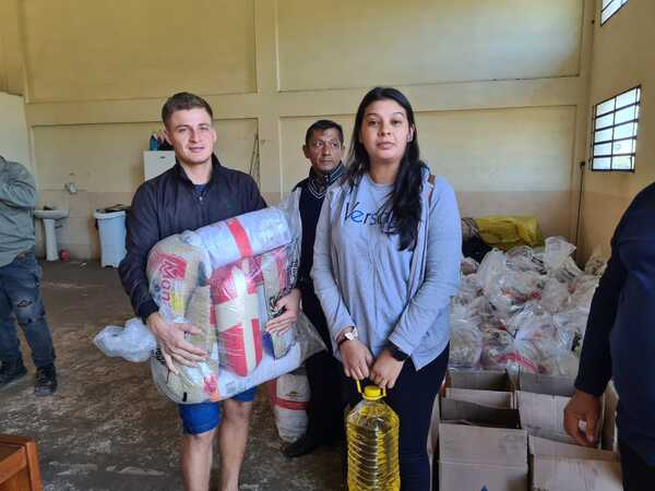 Pescadores de Itapúa reciben kits de alimentos por parte de Yacyretá - .::Agencia IP::.