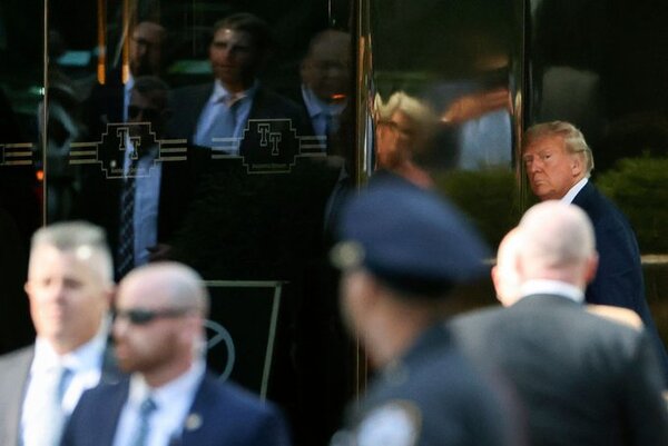 El expresidente se reúne con sus asesores en la Torre Trump