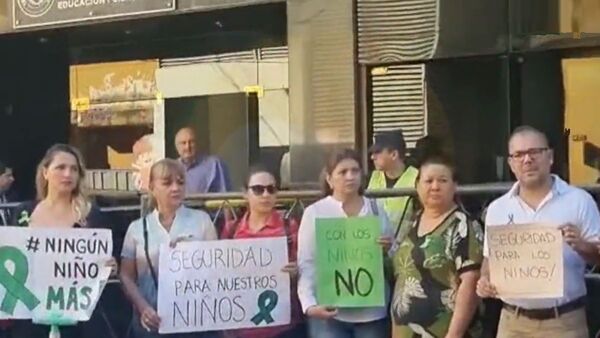 Padres protestan frente al MEC contra alumnos acusados de abuso