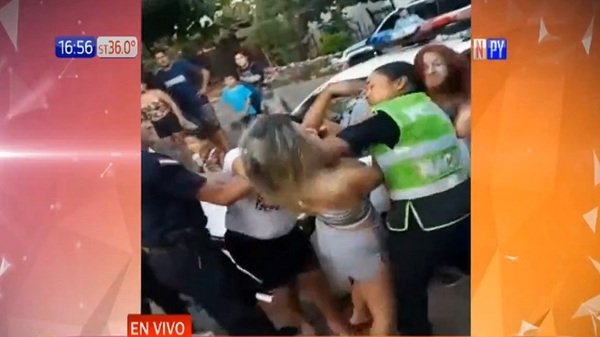 Vecinos de Fernando de la Mora agredieron a efectivos policiales - Noticias Paraguay