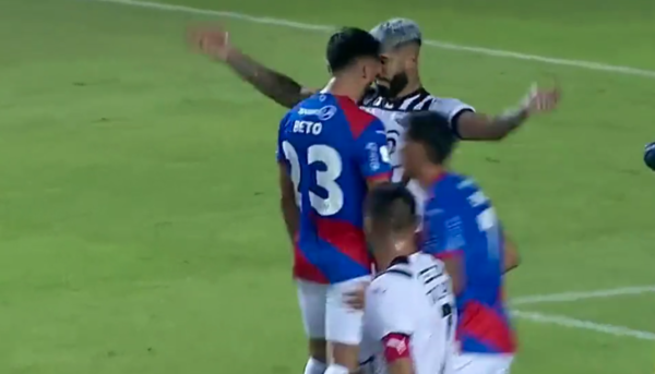 Versus / ¿Era penal y roja para Espínola? La jugada que le dio el quinto gol a Libertad ante Cerro Porteño