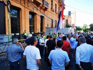 Seguro vip: funcionarios marchan y denuncian supuestas irregularidades - Economía - ABC Color
