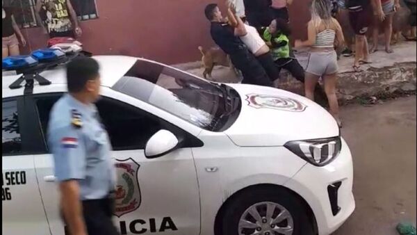 Intentaron impedir que se les detenga a dos y se trenzaron a golpes con policías