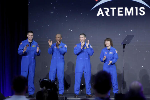 Diario HOY | Una mujer y un afroamericano volarán por primera vez alrededor de la Luna en 2024