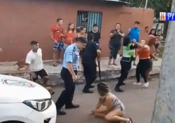 Una turba agrede a cuatro policías en Fernando de la Mora - Radio Imperio