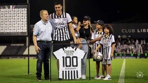 Del reconocimiento adelantado por  100 goles a Tacuara, a un percance - Fútbol - ABC Color