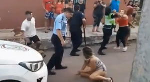 Una turba agrede a cuatro policías en Fernando de la Mora - Noticiero Paraguay