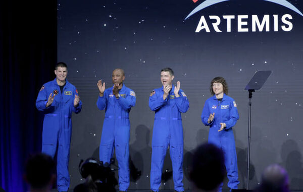 Una mujer y un afroamericano volarán por primera vez alrededor de la Luna en 2024