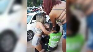 Policía agredida por mujeres explica por qué no reaccionó