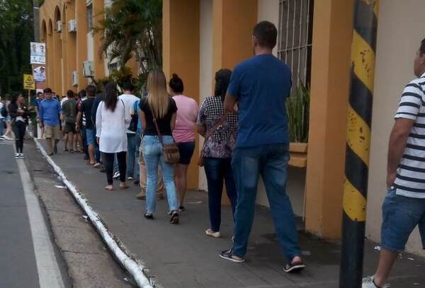 Continúan las largas filas para renovar registro en Lambaré | Lambaré Informativo