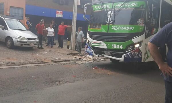 Cuádruple choque deja un fallecido en zona Terminal de ómnibus de Asunción