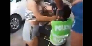 Diario HOY | Alocada turba de vecinas acaloradas reventó a una agente policial