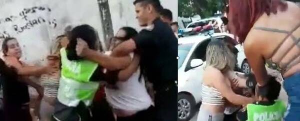 Poli agredida por doñas enfurecidas: “no reaccioné porque protegí mi arma y mi cara”