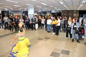 Diario HOY | Campaña “buen anfitrión”: con danza y comida reciben a viajeros